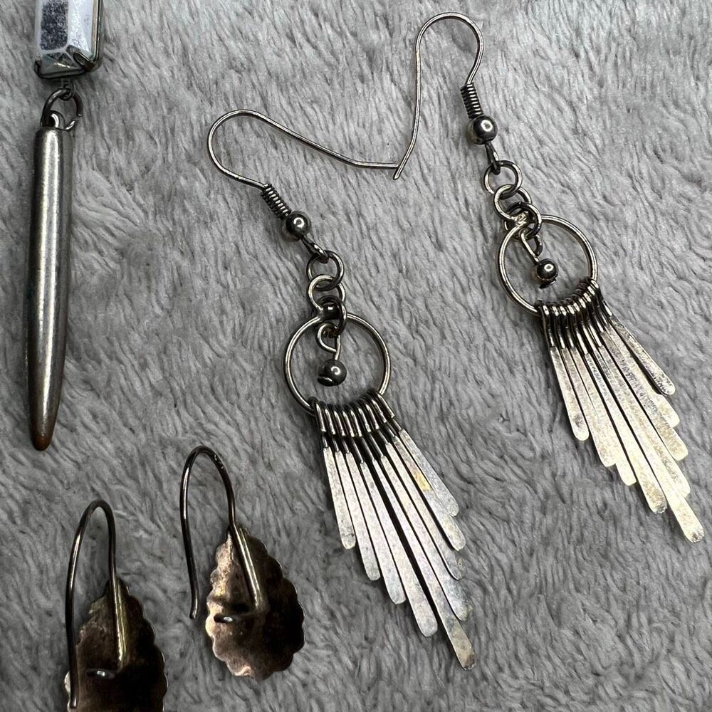Vintage 4 Pairs of Silver Tone Earrings: Small Dangles, Feathers, Dream Catcher - Picture 6 of 10